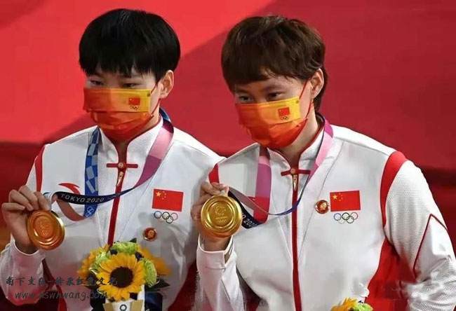 中国奥运冠军领奖台上胸前佩戴领袖像章